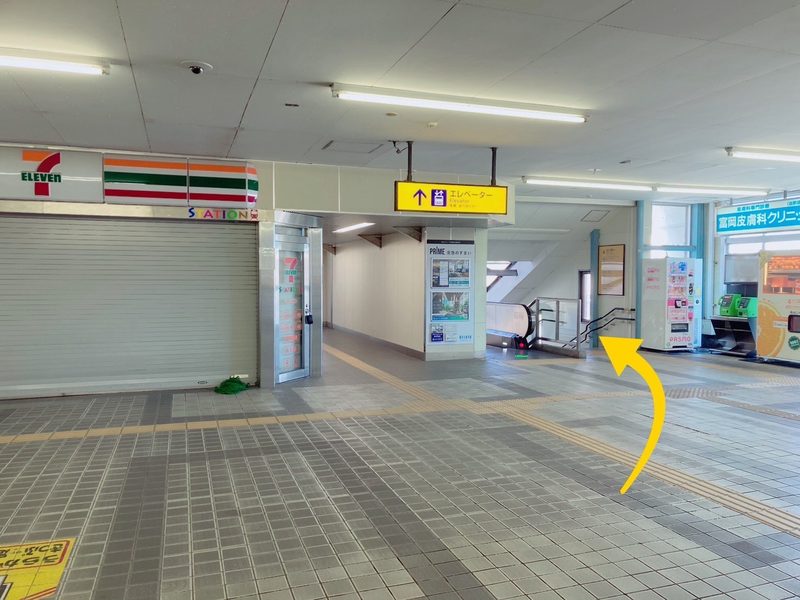 京急富岡駅の改札を出たところ