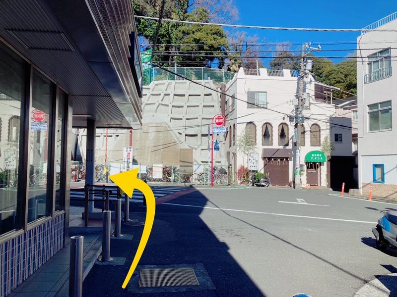 階段を降りて、正面の通りを左へ