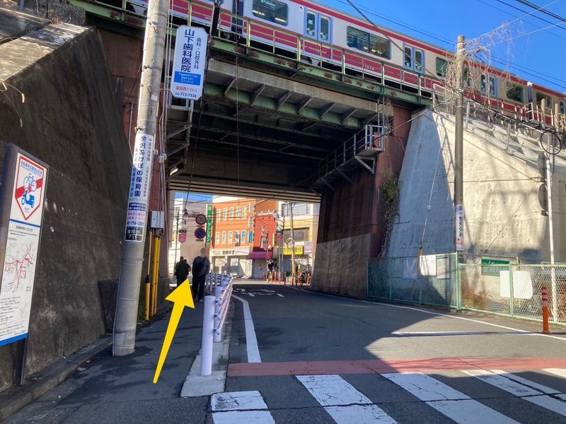 線路の高架下をくぐる