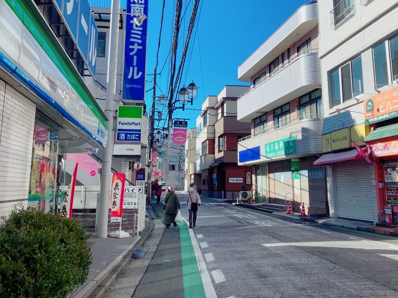 ファミリーマートの前の通り