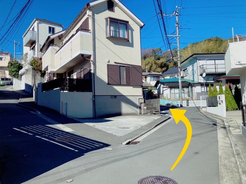 角を曲がった先。住宅地の坂の入口
